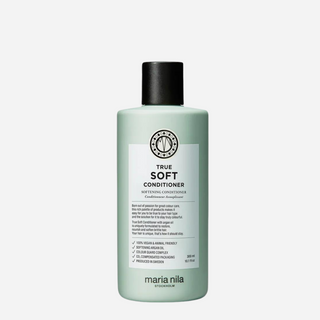 Støvet grøn flaske med sort låg indeholdende Maria Nila True Soft Conditioner 300 ml