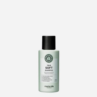 Støvet grøn flaske med sort låg indeholdende Maria Nila True Soft Shampoo 100 ml