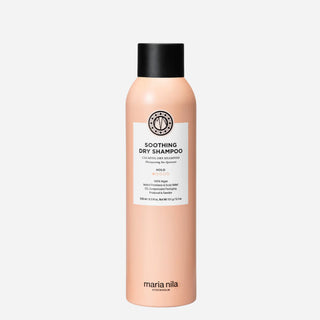 Orange sprayflaske med Maria Nila Soothing Dry Shampoo