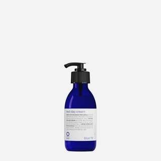 Oway Blue Tit Next Day Cream 140 ml - Stylingcreme på Mayins lysegrå baggrund